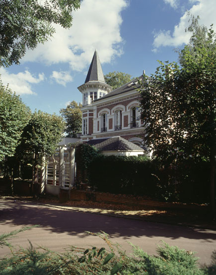 L'un des pavillons de l'asile du docteur Falret, dit pavillon des colonnes, encore visible dans le parc Frédéric-Pic.