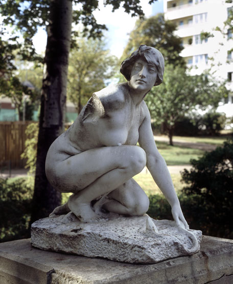 Statue : la femme accroupie