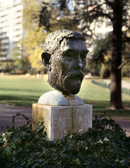 Tête de Frédéric Pic : bronze de Michel Serraz, visible dans le parc, photographié de trois-quarts droite.