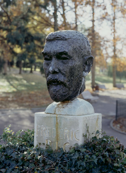 Tête de Frédéric Pic : bronze de Michel Serraz, visible dans le parc, photographié de trois-quarts gauche.