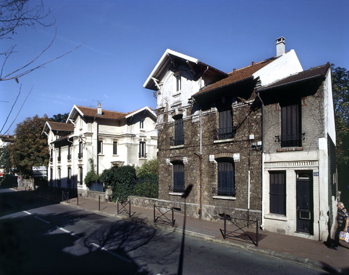 Perspective de l'ensemble des maisons donnant sur la rue.