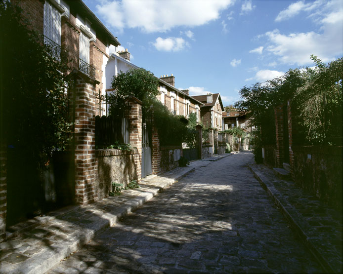 Perspective des façades de maisons donnant sur la voie intérieure.