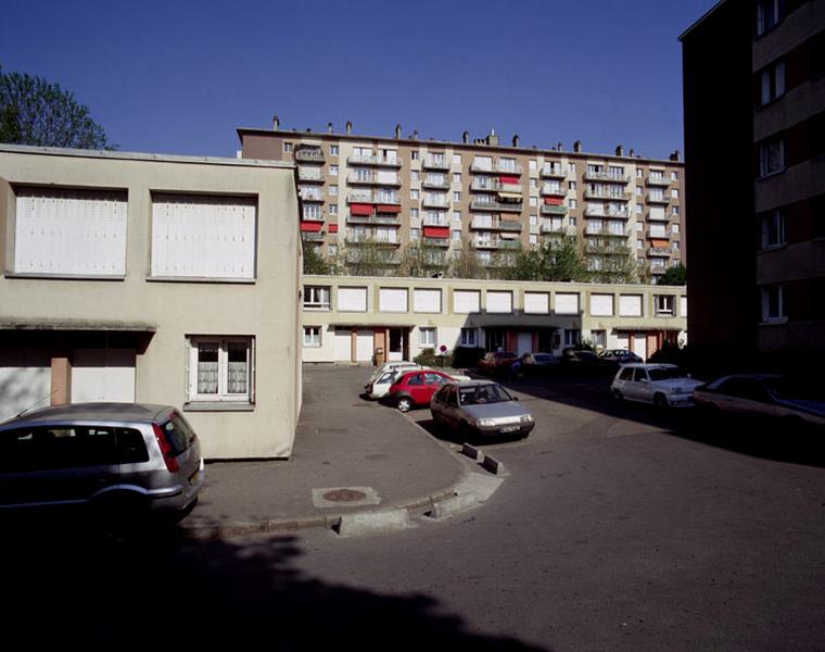 Ensembles de logements individuels (premier plan) et collectifs.