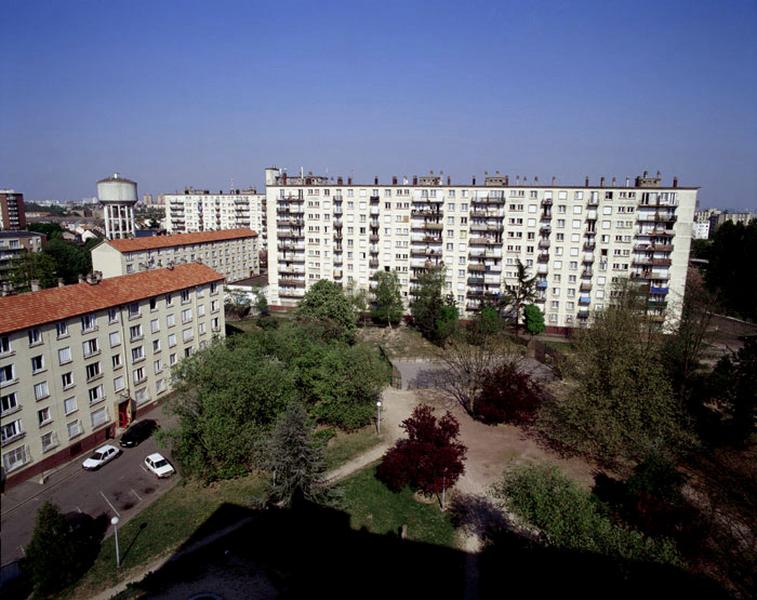 Vue des immeubles et du parc.