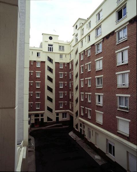Vue d'ensemble d'une cour