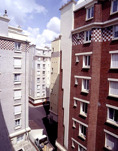 Vue d'ensemble des bâtiments depuis une cage d'escalier