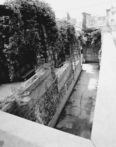 Vue latérale de l'escalier et de la pergola.