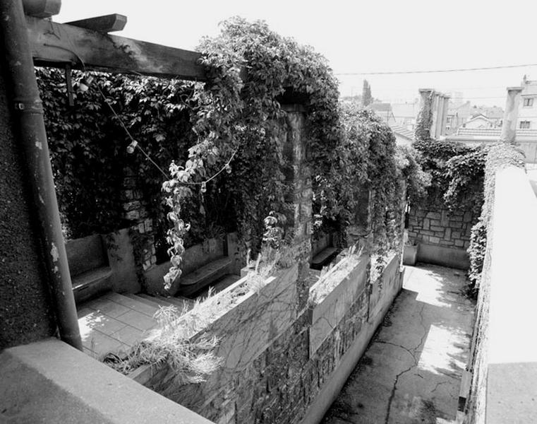 Vue latérale de l'escalier et de la pergola.