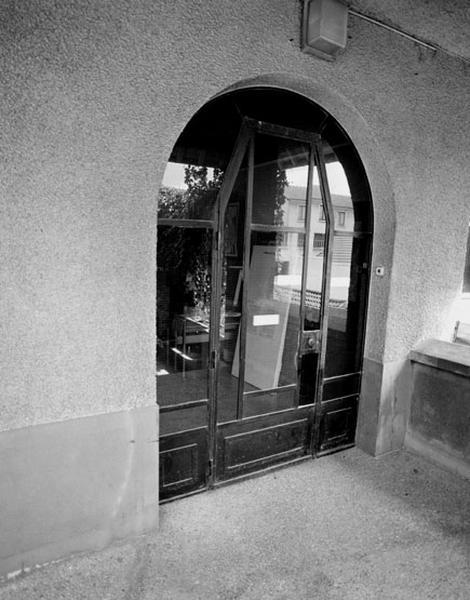Vue de la porte d'entrée depuis la terrasse