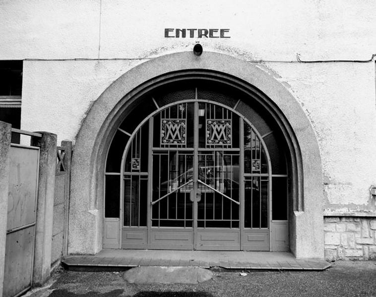 Entrée sur la rue Anatole France : détail de la porte
