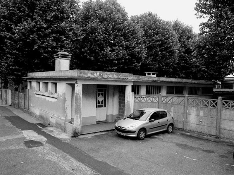 Entrée sur la rue Anatole France : cour située devant le premier bâtiment