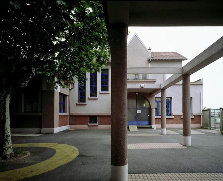 Vue d'ensemble de la cour située entre l'école primaire et l'école maternelle (bâtiment de l'école maternelle)