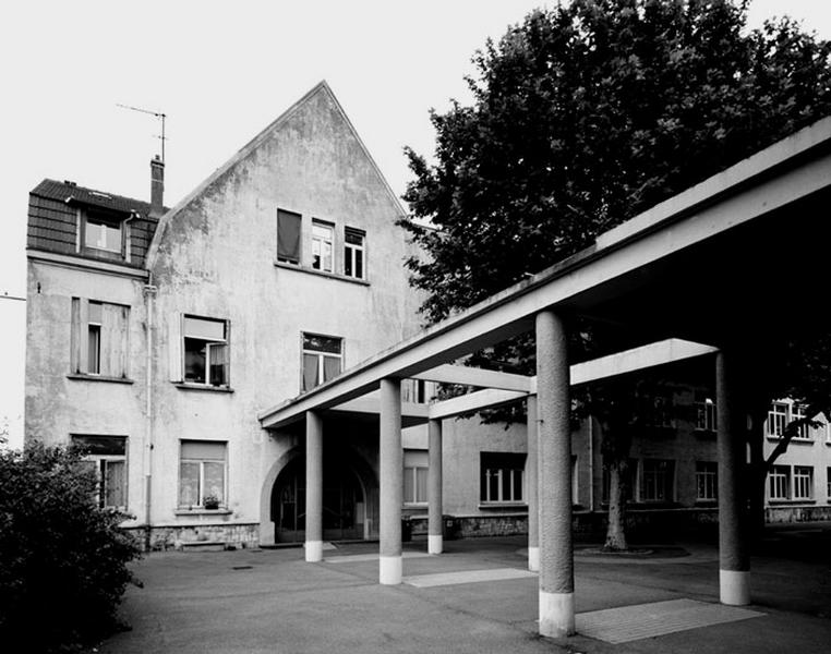 Vue d'ensemble de la cour située entre l'école primaire et l'école maternelle (bâtiment de l'école primaire)