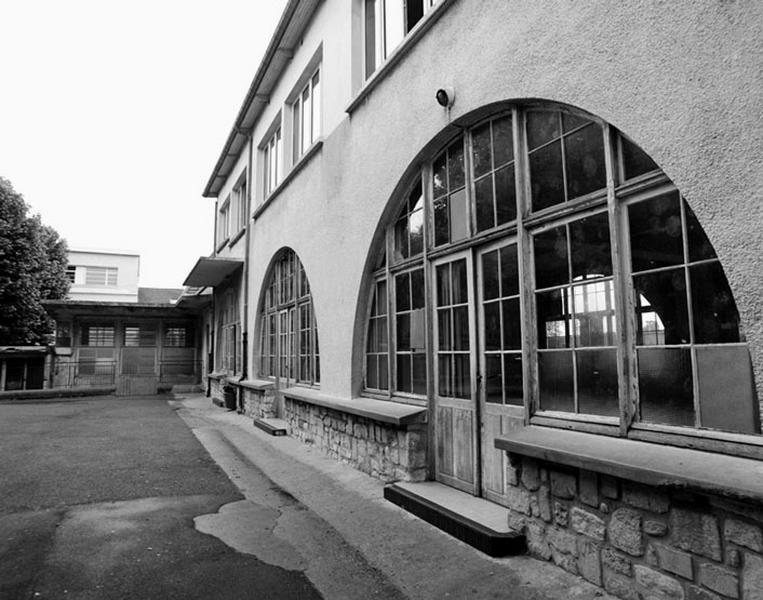 Cour principale : détail d'une baie cintrée du bâtiment de classes