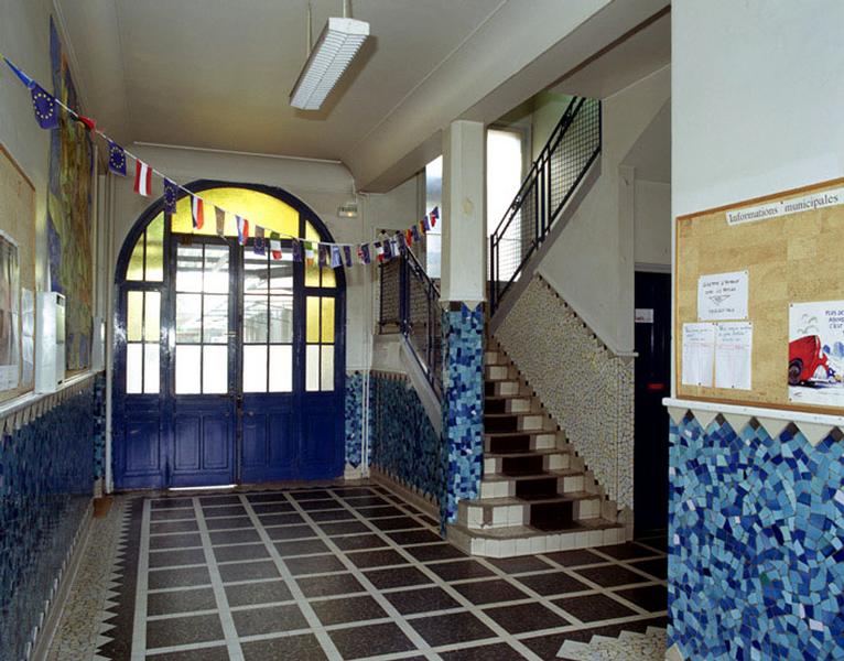 Entrée de l'école Fabien : intérieur