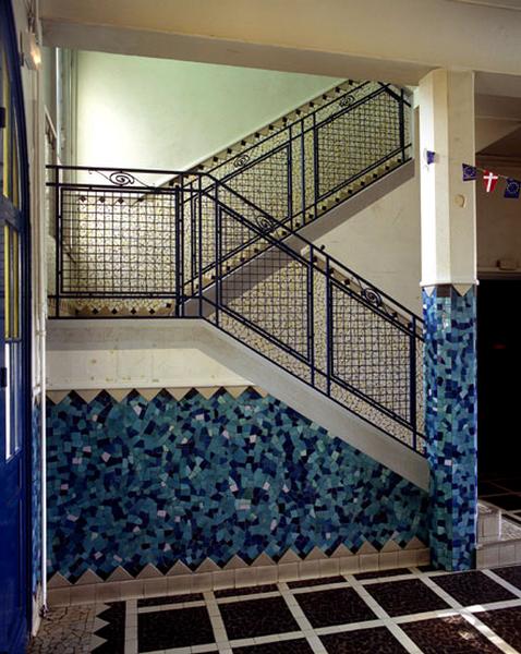 Entrée de l'école Fabien : cage d'escalier vue depuis le hall