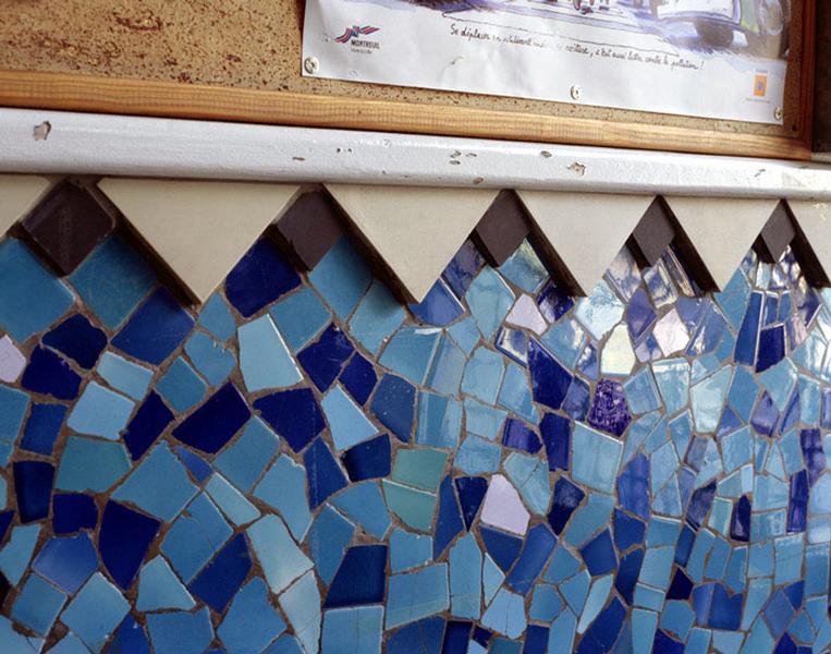 Entrée de l'école Fabien : détail du revêtement en céramique