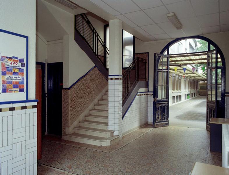 Entrée de l'école la Boissière : vue du hall