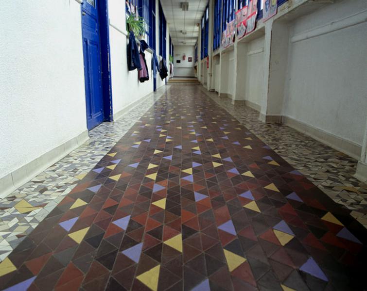 Ecole la Boissière : décor du sol du couloir au premier étage