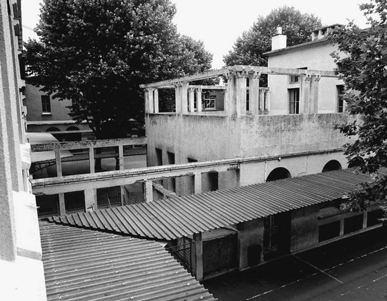 Vue d'ensemble des deux cours du groupe scolaire : préau, pergola.