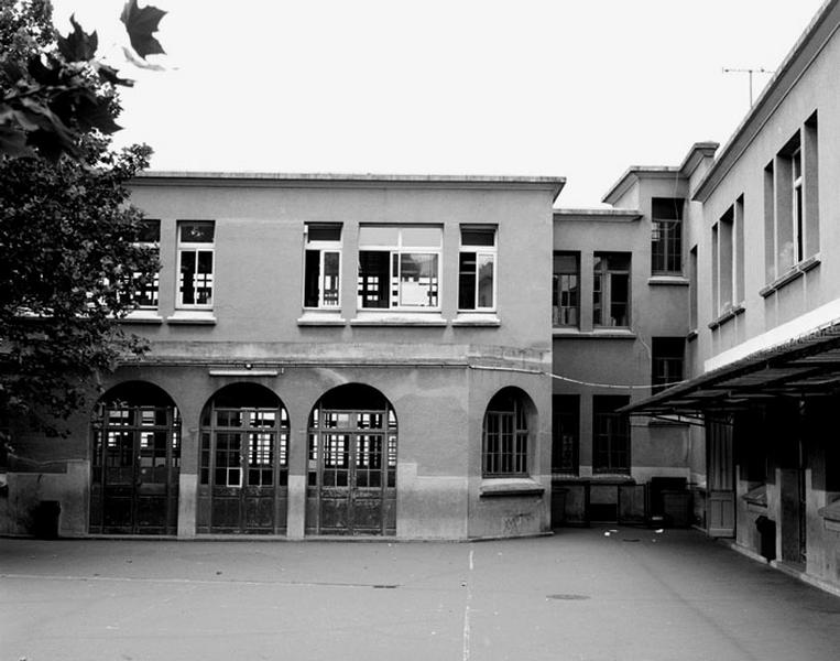 Ecole la Boissière : vue du bâtiment depuis la cour