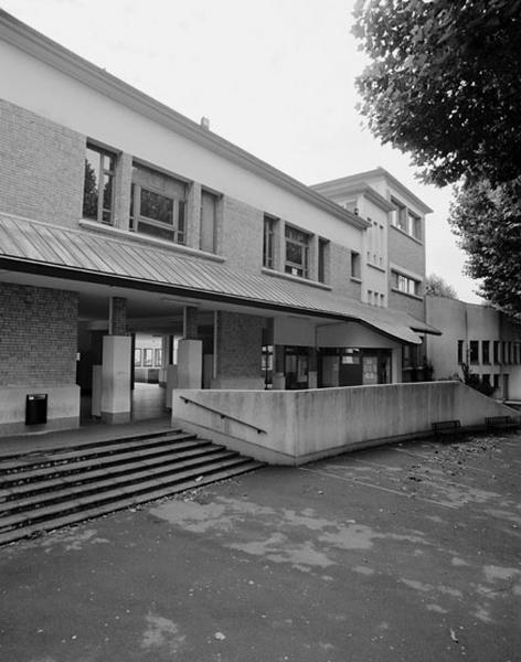 Elévation extérieure sur la cour : extension (côté filles, rue du Marais)