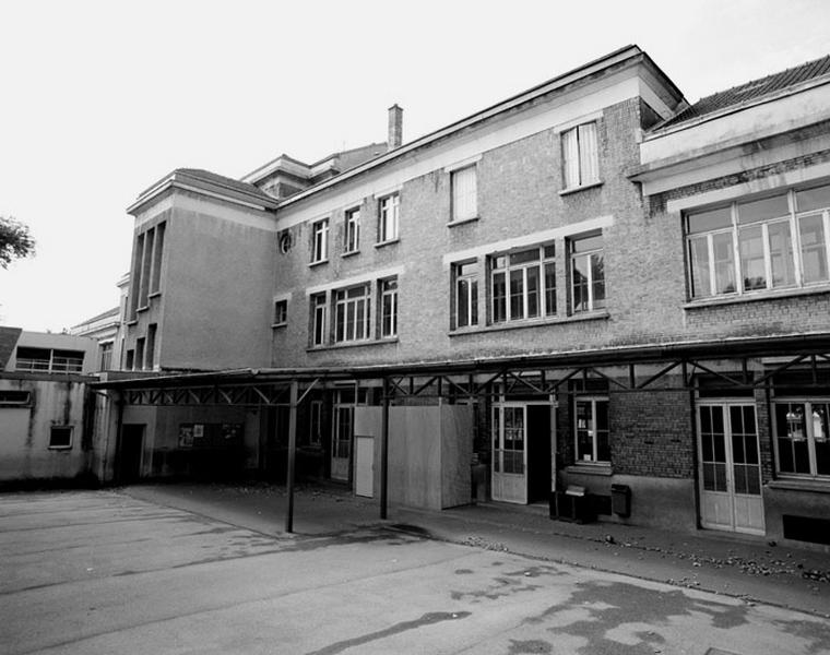 Elévation extérieure sur la cour : (côté filles, rue du Marais)