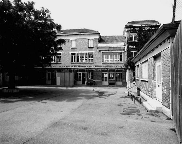Elévation extérieure sur la cour : vue des bâtiments depuis le fond (côté filles, rue du Marais)