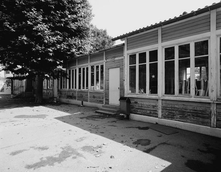 Classe provisoire dans la cour (côté filles, rue du Marais)