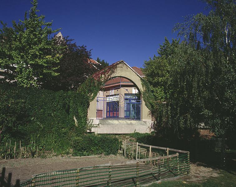 Angle de l'école vue depuis le stade