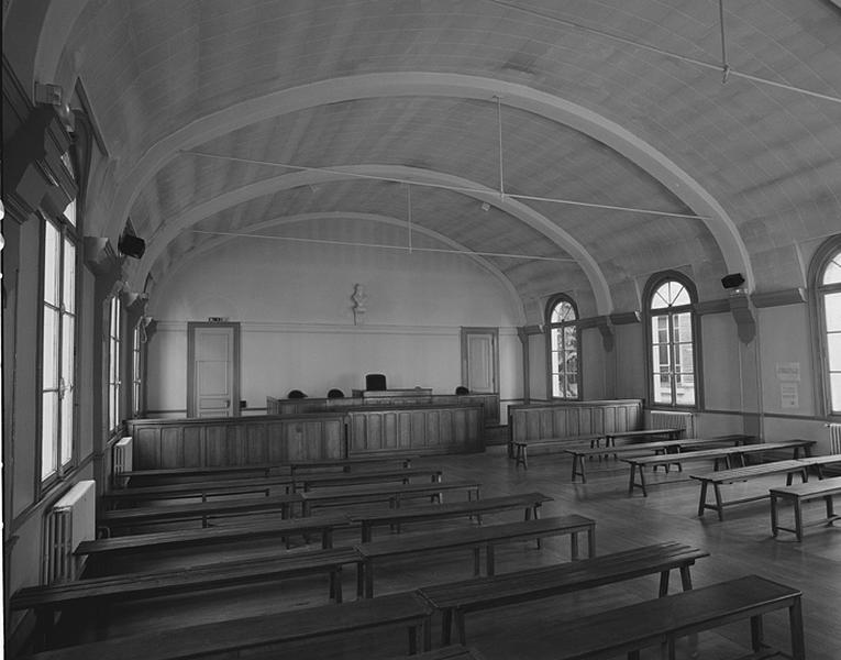 Intérieur : vue d'ensemble de la salle d'audience