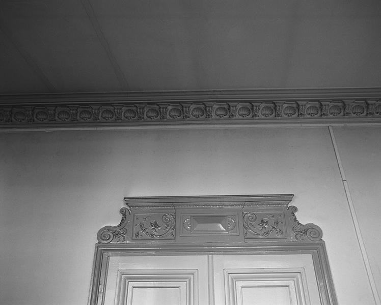 Intérieur : détail du décor d'une corniche et d'une porte de la salle d'audience