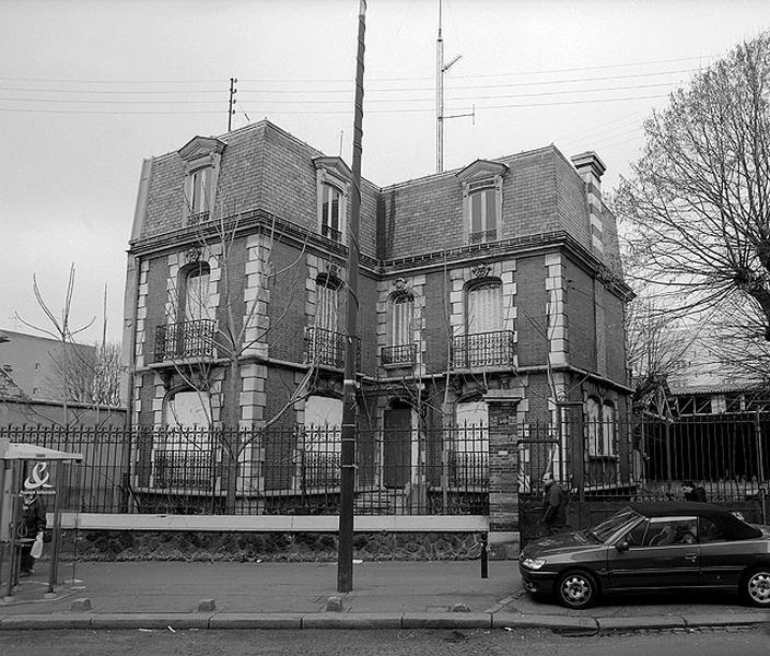 Vue d'ensemble d'une maison au 50, rue de Paris.