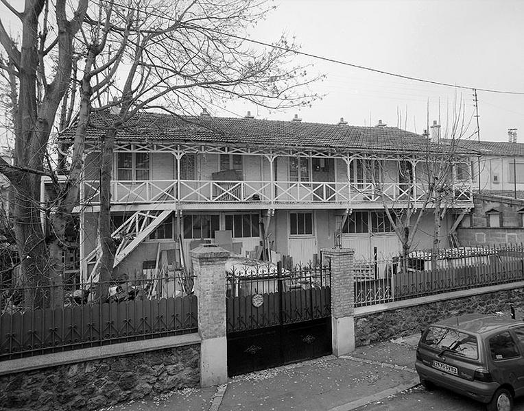 Vue d'un ensemble de logements et ateliers au 30, rue Arago.