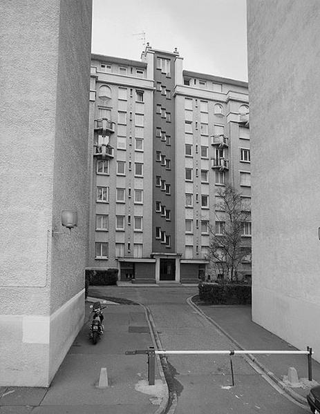 Vue du groupe de HBM Tanagra : détail d'un bâtiment sur la cour depuis l'entrée