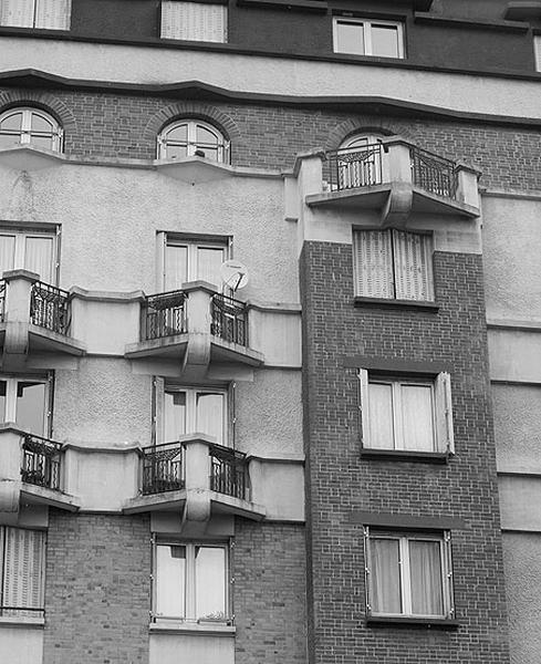 Vue du groupe de HBM Tanagra : détail des baies sur l'extérieur d'un bâtiment