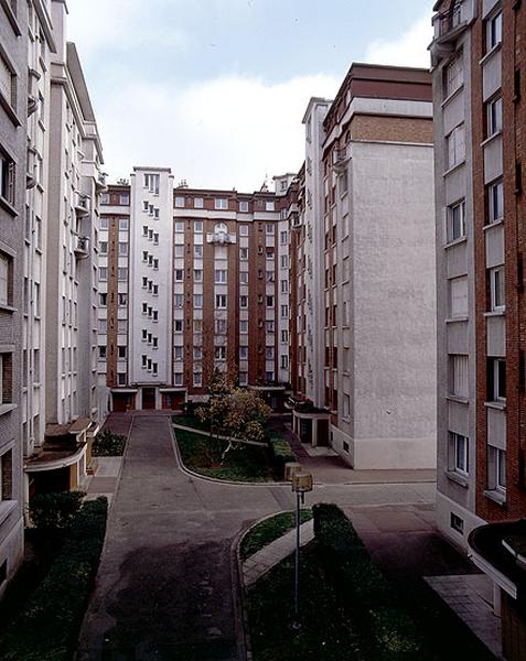Vue du groupe de HBM Tanagra : cour intérieure