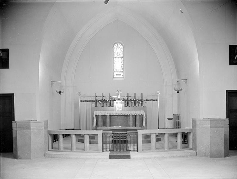 Vue intérieure rapprochée vers le choeur.