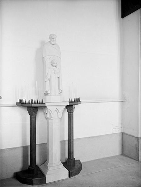 Vue d'ensemble d'une statue de l'église paroissiale Sainte-Bernadette.