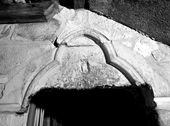 Immeuble du 11 rue Guy-Baudouin, avec cave en berceau et éléments anciens en remploi. Détail du tympan remployé sur la cour.