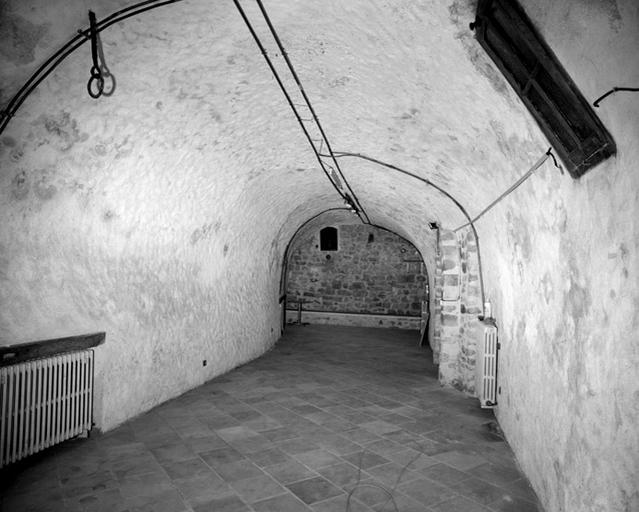 Immeuble du 11 rue Guy-Baudouin, avec cave en berceau et éléments anciens en remploi. Vue de la cave (partie sud). Le mur du fond longe la rue Guy Baudouin.