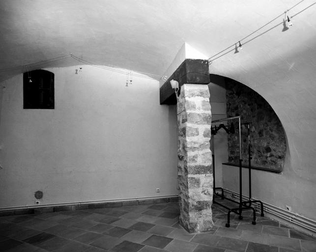 Immeuble du 11 rue Guy-Baudouin, avec cave en berceau et éléments anciens en remploi. Vue de la cave (partie nord). Dans l'angle nord-ouest (à droite), emplacement de l'escalier d'accès par la rue, désormais disparu.