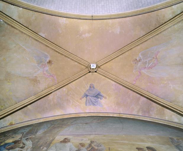 A la voûte : la Vierge et deux anges.