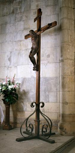 Vue d'ensemble du Christ en croix (17e siècle) installé dans l'abside. - © Région Ile-de-France - Inventaire général du patrimoine culturel