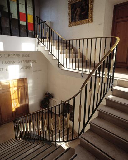 Vue intérieure : l'escalier desservant la bibliothèque et le musée (1966).