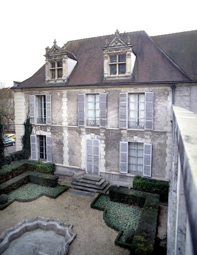 Façade de l'hôtel de la Vicomté (actuel musée municipal), vue depuis la terrasse au nord-ouest.