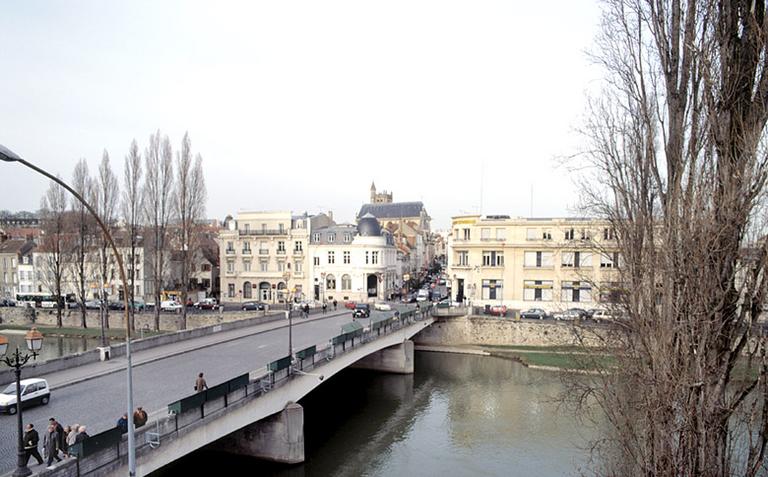 Le pont Jeanne d'Arc et le quartier Saint-Aspais, vus depuis la terrasse du musée.