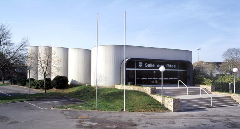 Façade de la salle des fêtes, quai du Maréchal-Joffre (édifice non étudié).