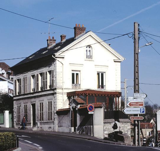 Les différentes élévations de la maison à l'angle des rues Bancel (n°8) et des Trois-Moulins (n°1) présentent une mise en oeuvre soignée : façades enduites à décor de plâtre, auxquelles s'ajoute une véranda sur le pignon.