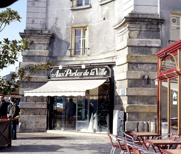 Vestiges de la porte Saint-Jean (18e siècle), au débouché de la rue Paul-Doumer.